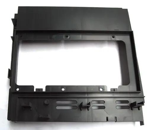 Schwarze Kunststoffbox mit rechteckiger Öffnung, mehreren Befestigungslöchern und Halterungen, möglicherweise zur Montage von Daikin-Geräten konzipiert.